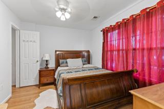 Family stay DC area -7 minutes to IAD with garage, backyard patio - 6