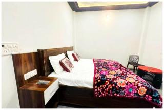 A PREMIUM Hotel Nirmala Palace Ayodhya Near Shri Ram Janmabhoomi and Hanuman Garhi - Railway Station - Restaurant & Parking Facilities - Prime Location With Luxury and Spacious Room - Book Now - Ayodhya - 8