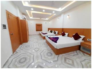 A PREMIUM Hotel Nirmala Palace Ayodhya Near Shri Ram Janmabhoomi and Hanuman Garhi - Railway Station - Restaurant & Parking Facilities - Prime Location With Luxury and Spacious Room - Book Now - Ayodhya - 3
