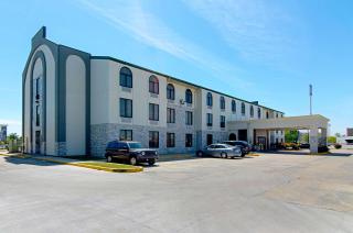 Quality Inn & Suites Near Tanger Outlet Mall - Gonzales - 8