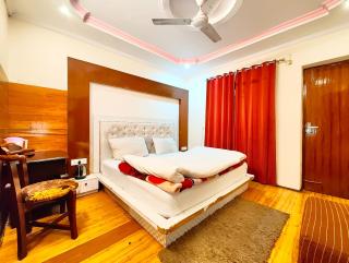 Hotel Nainii Moon Nainital - Walking Distance From Mall Road And Naini Lake with Lift - Wifi - Restaurant and Parking Facilities Available - BEST Luxury Hotel in NAINITAL - Nainital - 4