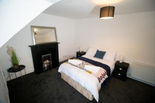 Beautify Refurbished Large 3 Bed Terrace - 0