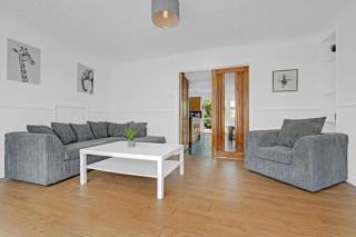 Elegant 5 Bedroom and 3 Bathroom Home in St Annes - Stanwell - 9