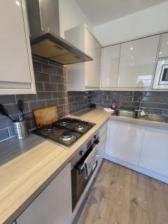 3bedroom Apartment with Parking - Bromley - 2