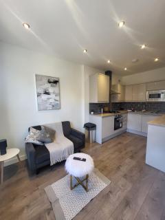 3bedroom Apartment with Parking - Bromley - 1