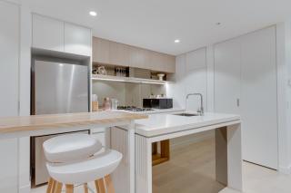 Modern -1 BR Stay in Queen's Wharf Walk to Casino - 1