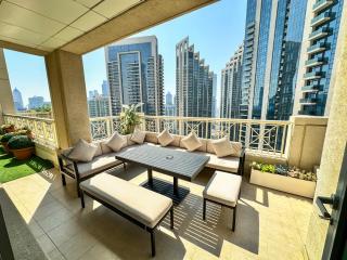 Vserve - 1 BR Spacious Majestic Burj Khalifa view - Dubai - 6