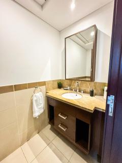 Vserve - 1 BR Spacious Majestic Burj Khalifa view - Dubai - 4