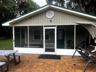 Relaxing Lakefront Cottage with Picnic Space in Florida - - 0