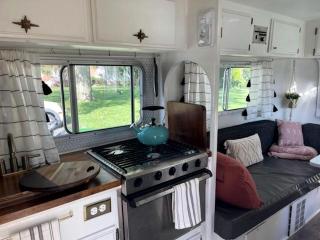Beautiful Farmstay Hill Cottage and Tiny Equipped Camper in Maryland - Darnestown - 8
