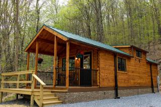 Cozy Log Cabin with a Hot Tub near Seneca Rocks, West Virginia - Perfect for a Romantic Glamping Getaway to the Mountains - - 0