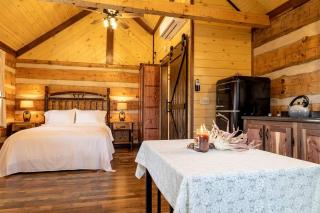 Rustic Wooden Cabin with Hot-tub in Riverton, West Virginia - - 0