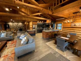 Remodeled Cabin with Pool Table and Hot-Tub in Wyoming - Alpine - 0