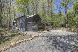Gorgeous Cabin Surrounded by Trees in Tracy City, Tennessee - 7