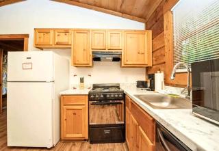 Romantic and Cozy Cabin Designed for Relaxation in Sevierville, Tennessee - Sevierville - 4
