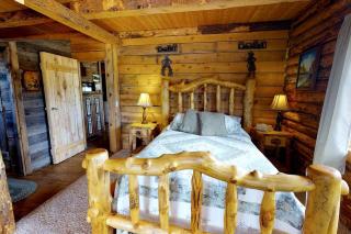 Impressive Cabin Nestled Amidst Trees in Monticello, Utah - Verdure - 1
