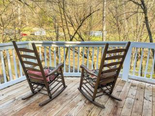 Riverfront Cozy Tiny House with Lovely Front Porch in Tennessee - Sevierville - 4
