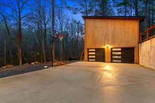 Cozy Modern Loft Cabin with Basketball Court in Broken Bow, Oklahoma - Broken Bow - 4