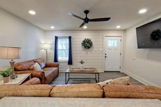 Serene Cottage with Remodeled Interior and Gorgeous Pastures Views in Georgia - - 3