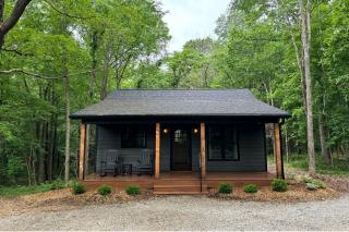Chic Modern Cabin with Jacuzzi Ideal for Couples in Carbondale, Illinois - Carbondale - 0