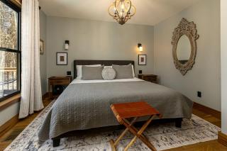 Chic Modern Cabin with Jacuzzi Ideal for Couples in Carbondale, Illinois - Carbondale - 4