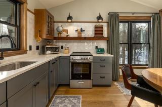 Chic Modern Cabin with Jacuzzi Ideal for Couples in Carbondale, Illinois - Carbondale - 1