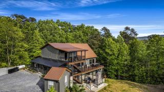 Luxurious Cabin in the Mountains with Game Room in Sevierville, Tennessee - 0