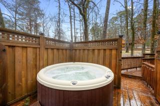 Gorgeous Spacious Log Cabin with Hot Tub Surrounded by Trees and Close to Broken Bow Lake in Hochatown, Oklahoma - 7