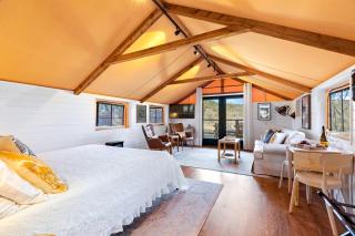Luxury Tented Cabin Glamping Escape, with River Access in Ingram, Texas - Hunt - 9