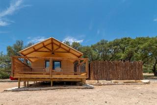 Luxury Tented Cabin Glamping Escape, with River Access in Ingram, Texas - Hunt - 5