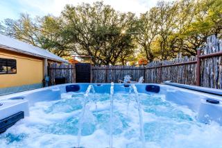 Luxury Tented Cabin Glamping Escape, with River Access in Ingram, Texas - Hunt - 3