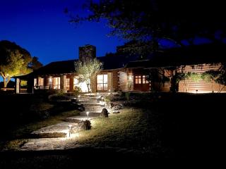 Impressive Modern Cabin with Beautiful Interior and Exterior in Ingram, Texas - Ingram - 9