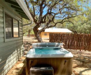 Cozy Cabin in Ingram, Texas for Romantic Weekends Away - Hunt - 0