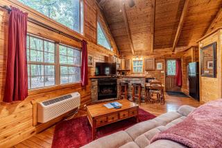 Cozy Secluded Cabin with Fire Pit and Barbecue and Access to Fantastic Hiking Trails in Cleveland, Georgia - Cleveland - 3