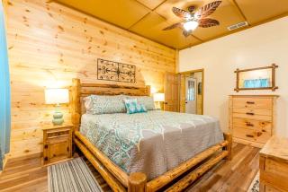 Paradise Cabin with Foosball Table and BBQ in Cleveland, Georgia - 3
