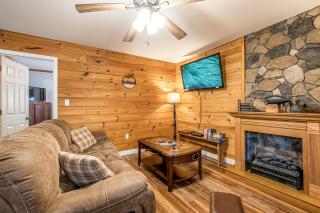 Cute Cabin with Pool Table and Hiking Trails in Cleveland, Georgia - Cleveland - 0