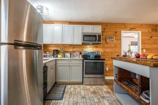Cute Cabin with Pool Table and Hiking Trails in Cleveland, Georgia - Cleveland - 9
