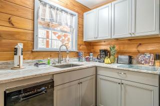 Cute Cabin with Pool Table and Hiking Trails in Cleveland, Georgia - Cleveland - 8