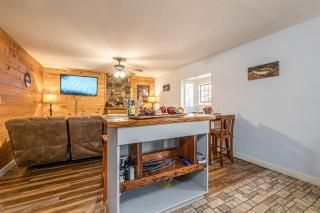 Cute Cabin with Pool Table and Hiking Trails in Cleveland, Georgia - Cleveland - 1