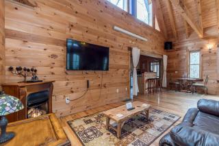 Lovely Cabin with Hot-tub and Fireplace in Cleveland, Georgia - 3