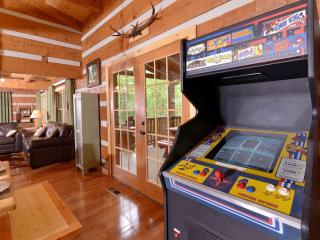 Amazing Wooden Cabin with Hot-tub and Game Room in Sevierville, Tennessee - Zion Grove - 0