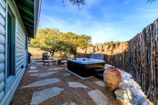 Pet-Friendly Glamping Cabin, with River Access in Ingram, Texas - Hunt - 7