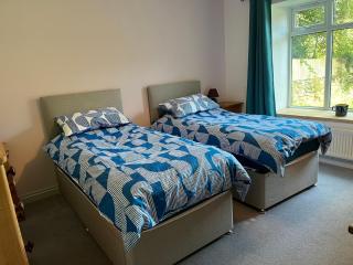 Self-contained ensuite double or twin bedroom in Pentir - Bangor - 9