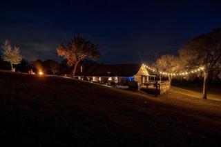 Beautiful Lakeside Rental with Hot-Tub in Igram, Texas, Perfect for Family Glamping Trips - Ingram - 0