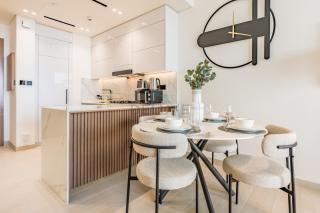 Skyline-View 1BR with Balcony,Minutes to Downtown and Marina, Binghatti Onyx, Jumeirah Village Circle by Deluxe Holiday Homes - 2