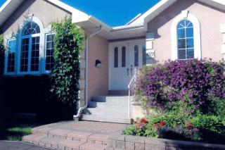 Spacious Home with large Pool and Backyard - Mississauga - 8