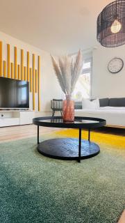 AMAO-Amber I 120qm I Exklusives Gruppen-Apartment I 3 King-Size Betten, 2 Bäder & Gratis Parkplatz - Rheinhausen - 0