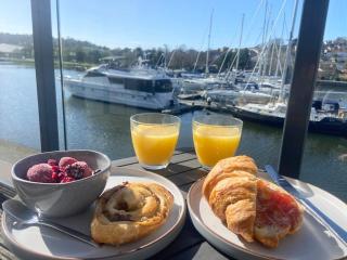 Stunning Marina Apartment - Portishead - 5