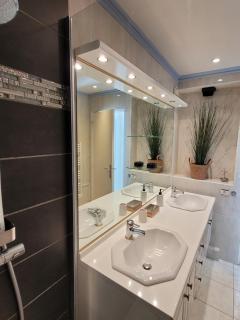 Piscine & Soleil à Hyères - T3 spacieux avec Clim & Extérieurs - 4