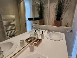 Piscine & Soleil à Hyères - T3 spacieux avec Clim & Extérieurs - 3